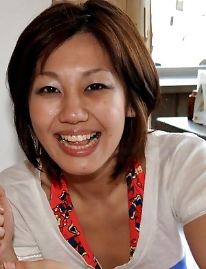 Porn queen Hinata Serina outdoors