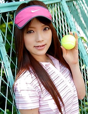 Nazuna Otoi shows off outdoors