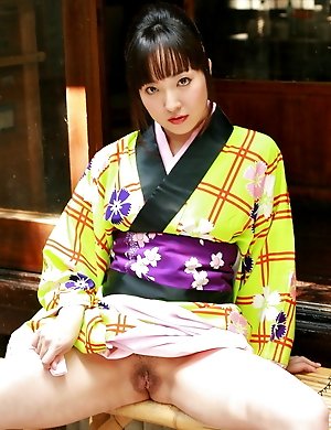 Asian lady bares her tight cunt