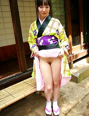 Asian lady bares her tight cunt