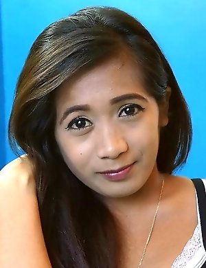 Curious Filipina babe Holly
