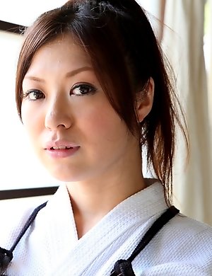 Kendo girl Jun Sena showing off