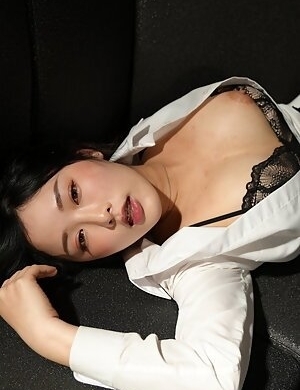 Li Nana and her office staff stay out late to celebrate and end up in bed