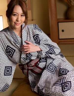 Welcome to our new kimono lady Akari Asayiri