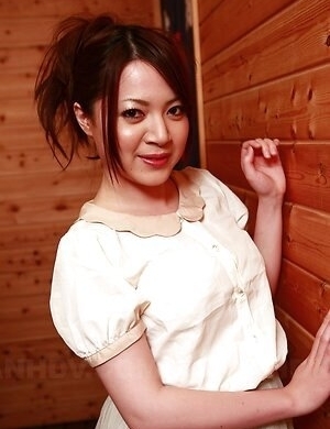 Noa Kurose reveals hot body after taking towel off to dress in white.