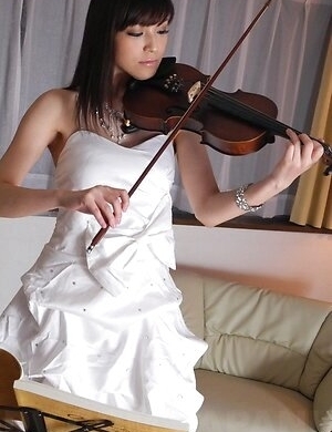 Violinist Yuria Tominaga rubs her pussy with the bow