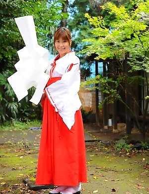 Yuuno Hoshi gets caught in garden