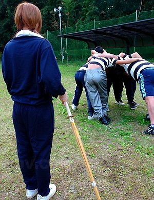 An Umemiya gives hot head outdoor